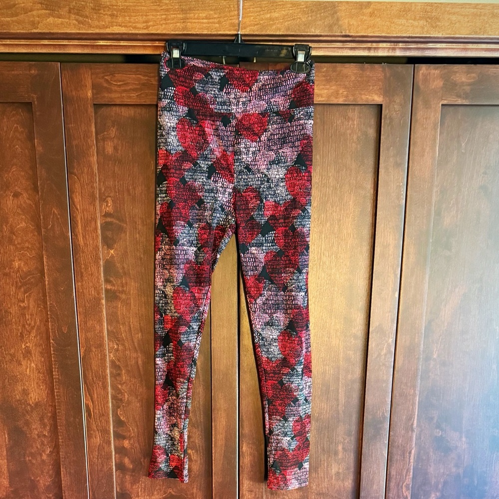 TC LuLaRoe Women's Red and Black Heart Patterned Leggings